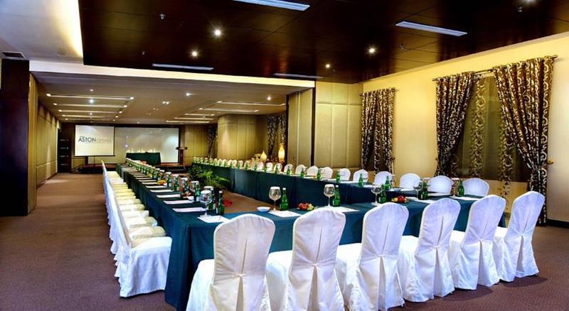 Grand Aston City Hall Medan Bagian luar foto