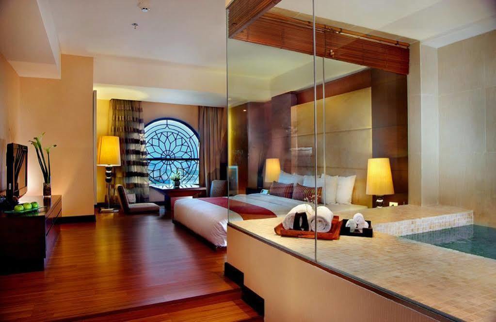 Grand Aston City Hall Medan Bagian luar foto