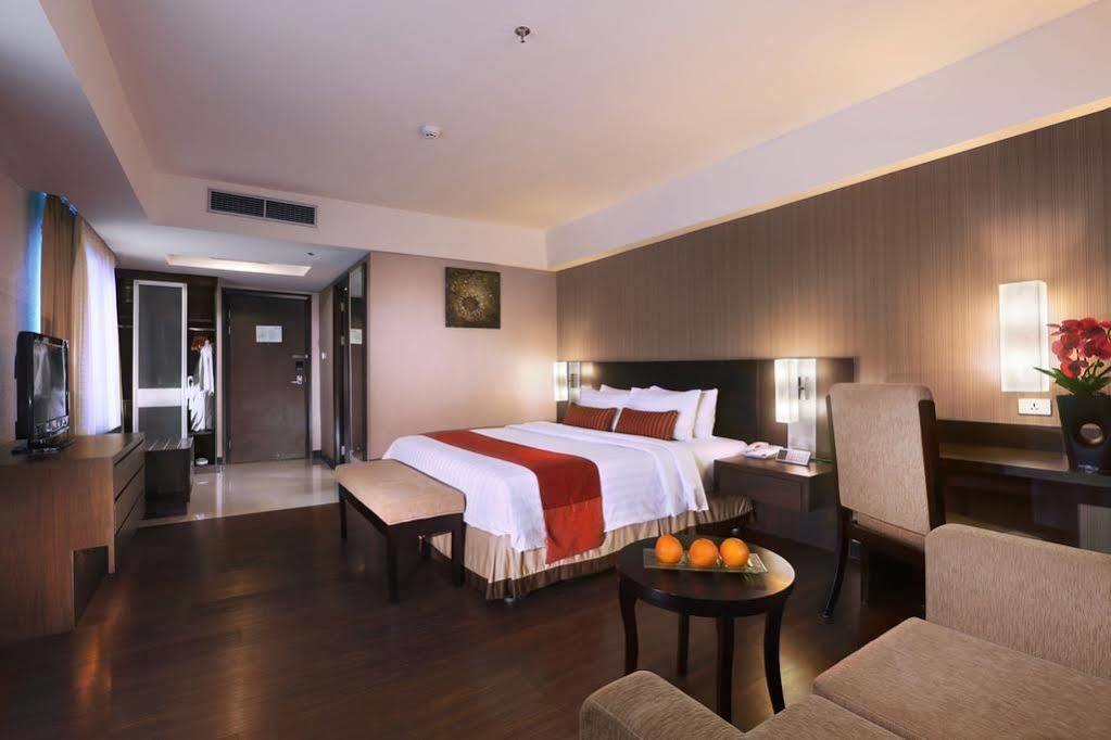 Grand Aston City Hall Medan Bagian luar foto