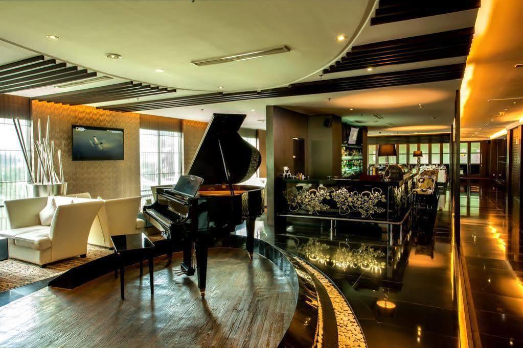 Grand Aston City Hall Medan Bagian luar foto