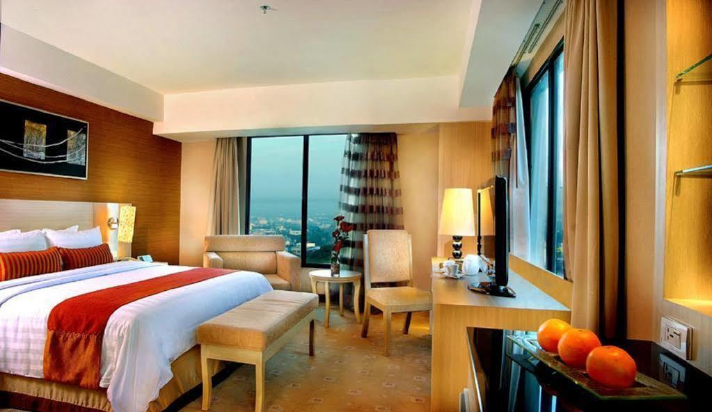 Grand Aston City Hall Medan Bagian luar foto