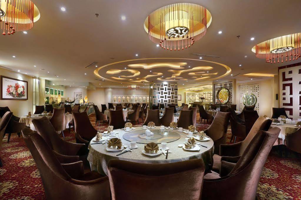 Grand Aston City Hall Medan Bagian luar foto