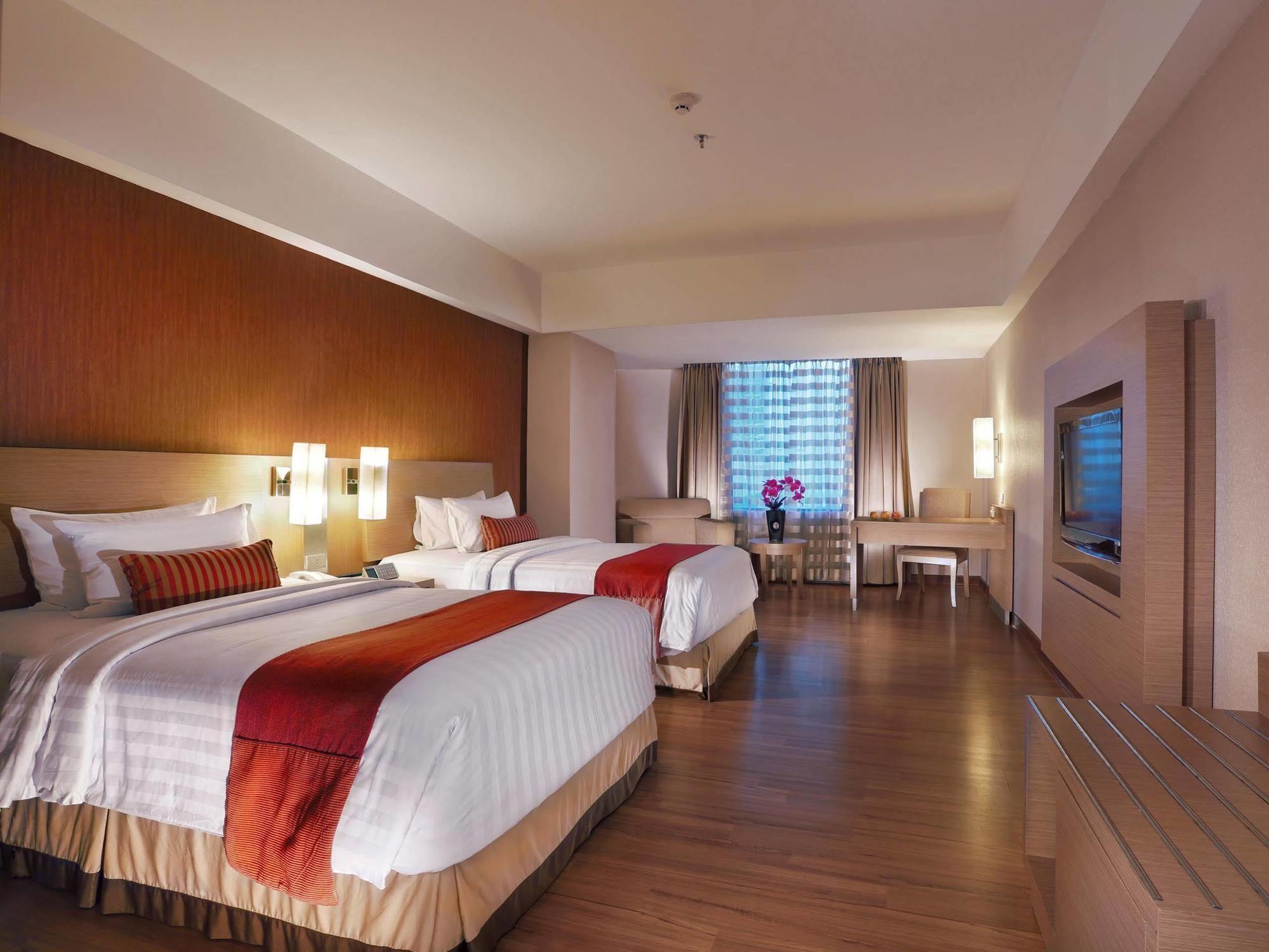 Grand Aston City Hall Medan Bagian luar foto
